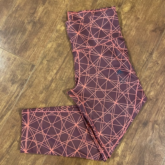 Adidas Women’s Cropped Leggings Geometric Burgundy Red Sz Small - Picture 2 of 4